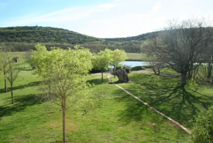 Le domaine vu de haut, vers le lac